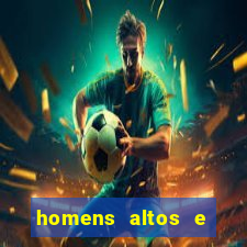 homens altos e magros pelados